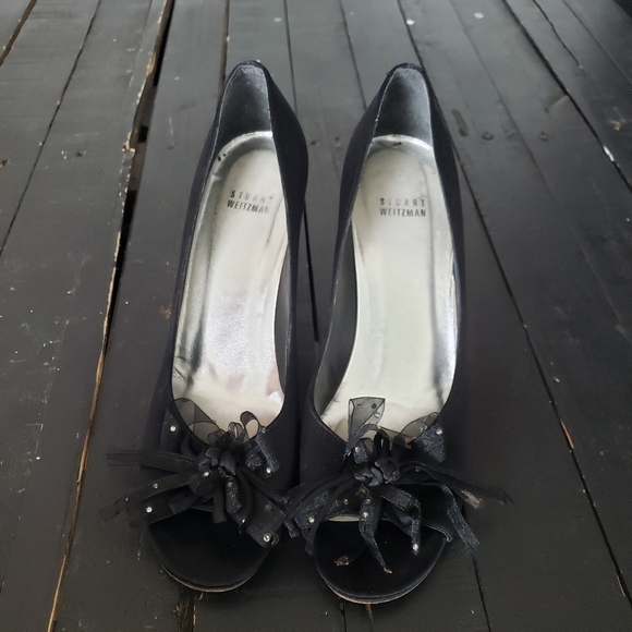 Stuart Weitzman Women's 9 Black Satin Pumps Heels Ribbon Bow Toe FLAWED - Picture 1 of 12